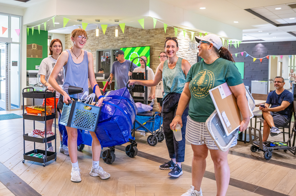 student and family moving in